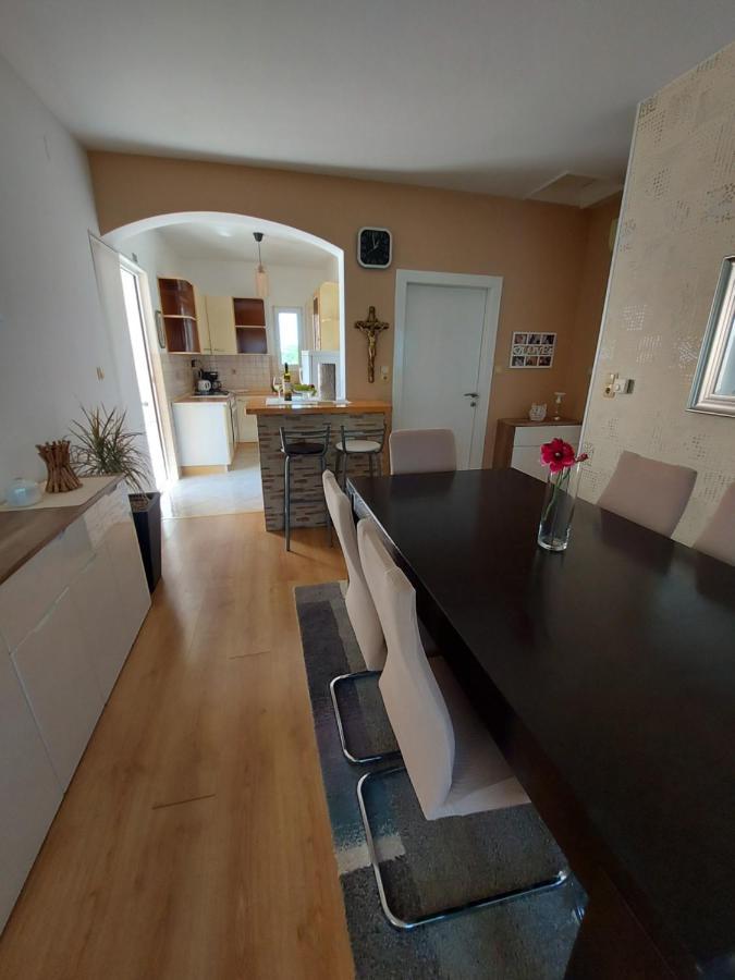 Ferienwohnung Apartman Larisa Kampor Exterior foto