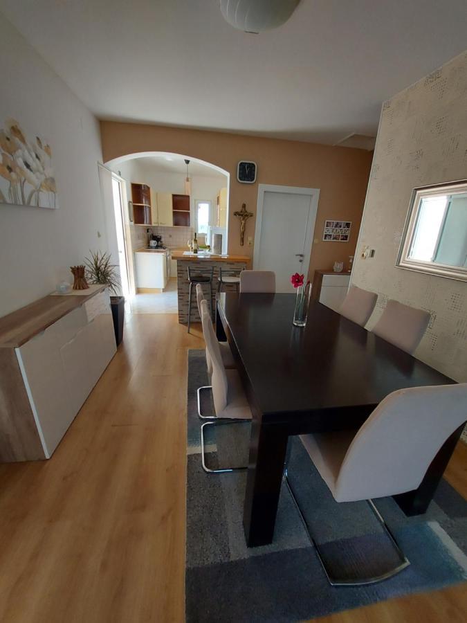 Ferienwohnung Apartman Larisa Kampor Exterior foto