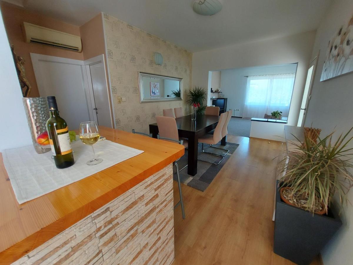 Ferienwohnung Apartman Larisa Kampor Exterior foto